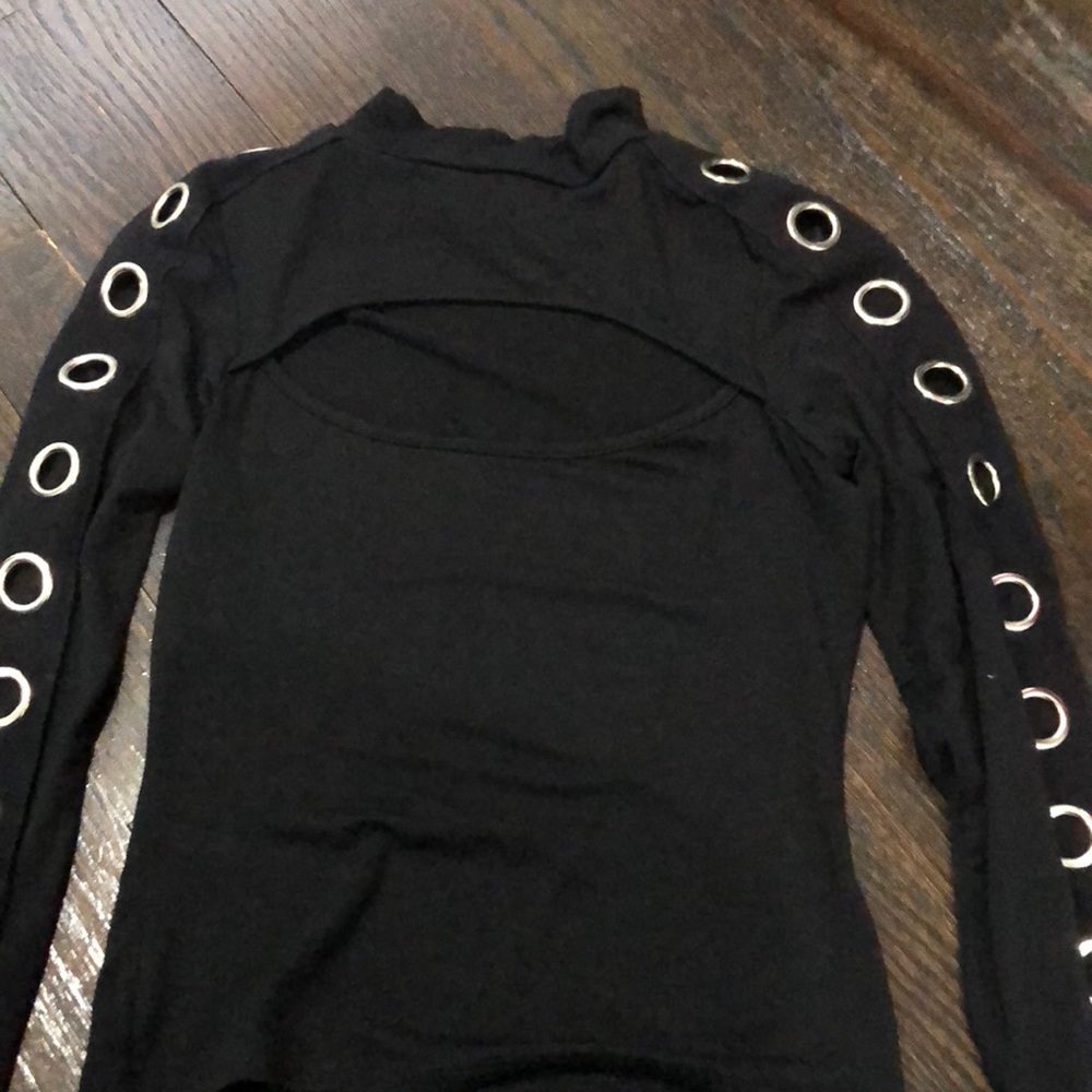 Black cropped long sleeve shirt with peep hole
